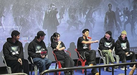 《怒潮》主创在成都路演现场与观众交流。刘可欣摄