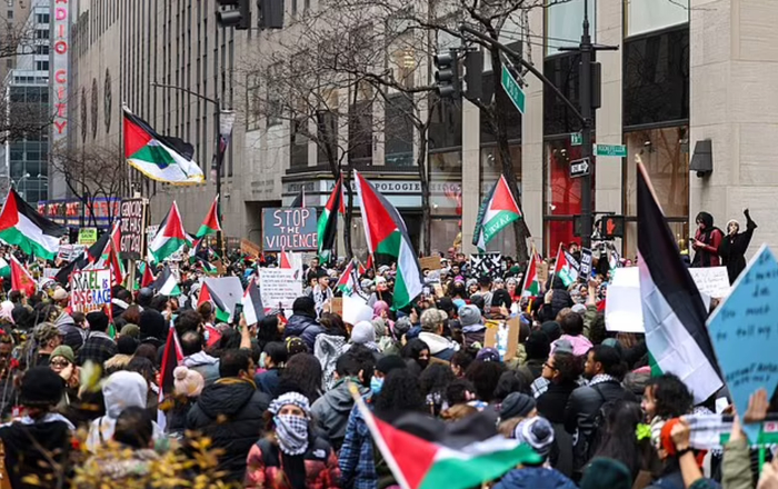 ▲当地时间12月25日，美国爆发大规模支持巴勒斯坦的抗议游行