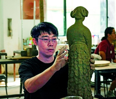 李松阳在调整作品。