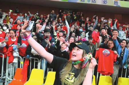 　　助四川女篮首夺WCBA冠军后，李梦与球迷合影。　　陈羽啸摄