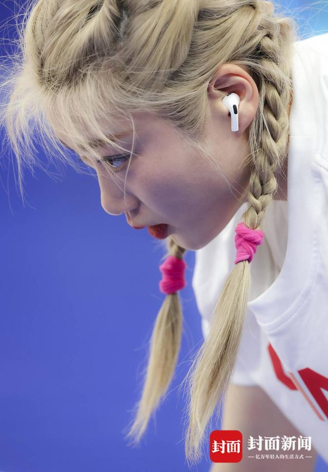 杭州亚运会女篮决赛前，李梦在热身。封面新闻记者 陈羽啸 摄