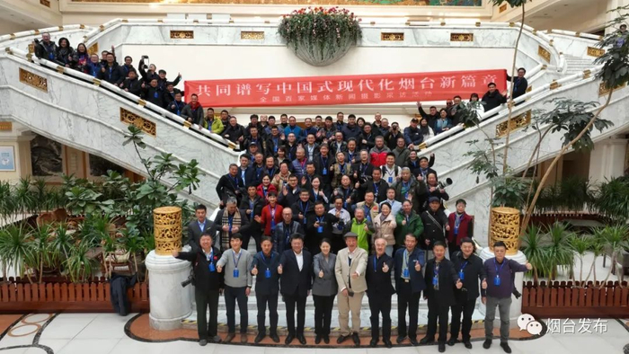 来自中央和省地市县100多家媒体的摄影记者现场合影