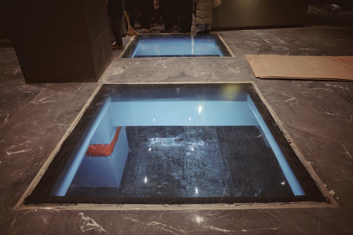 北京大运河博物馆，观众可以透过地面上预留的玻璃“窗口”看到橘黄色的隔震支座。新京报记者 薛珺 摄