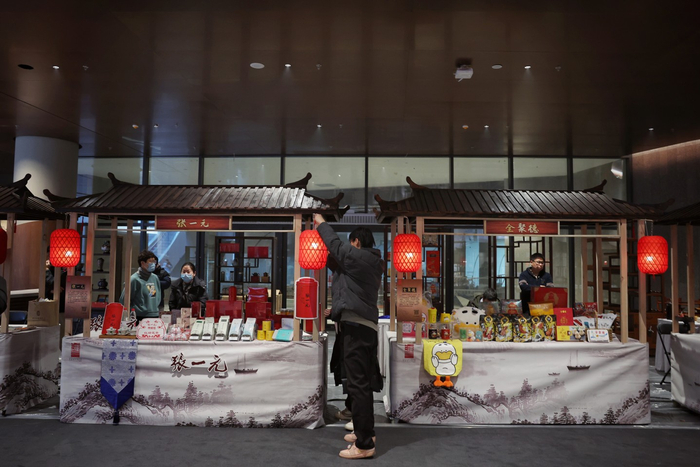 北京大运河博物馆，“运河之声”曲艺秀，工作人员正在布置老字号特色商铺。新京报记者 薛珺 摄