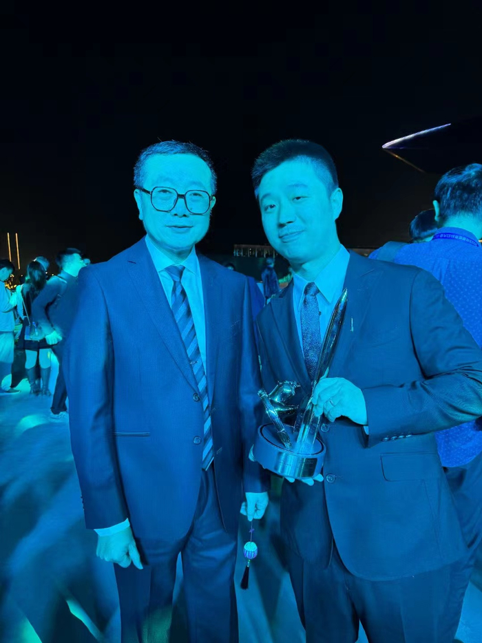 ▲海漄与刘慈欣 图据受访者