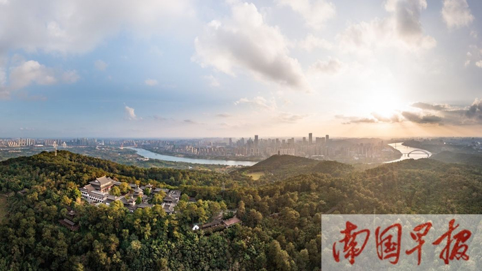 广西拥有得天独厚的山水风光和人文景观。图为从青秀山远眺，南宁美不胜收。记者 邹财麟 摄