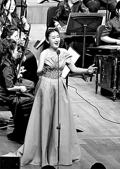     近日，“重拾经典”四大名著音乐会唱响观众耳熟能详的电视剧主题曲等，受到好评。 光明图片