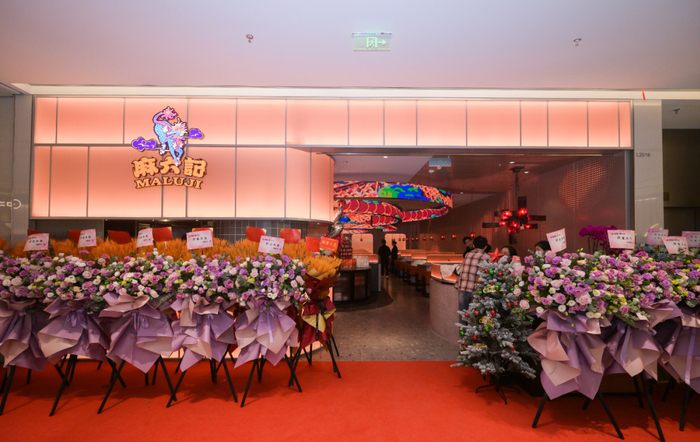 2023年12月22日，麻六记全国第31家分店在上海环宇城开业/来源：麻六记官微