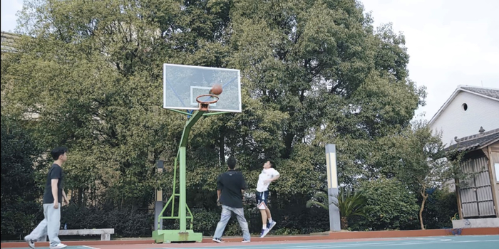 胡涛（右一）和朋友们打篮球 （受访者供图）