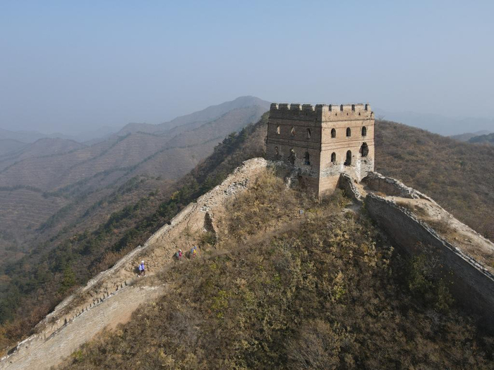 　　游客向古北口长城蟠龙山段的二十四眼楼攀登（10月24日摄，无人机照片）。新华社记者夏子麟 摄