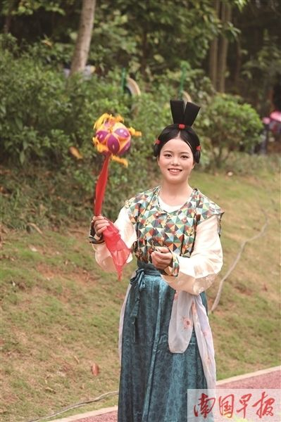 南宁青秀山，一名身穿汉服的少女抛玩着手中的绣球。记者 邹财麟 摄