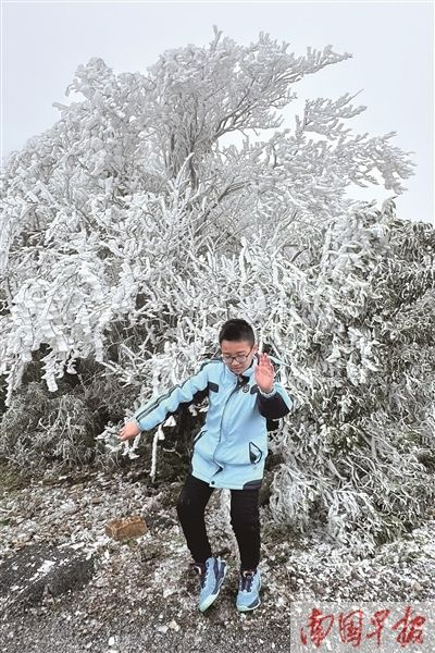 一名学生在挂满冰条的树前跳“广西科目三”。记者 邹财麟 摄