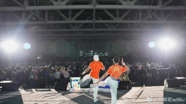 将中国传统民俗踢毽子与中国风歌曲相结合，让刘畊宏成功出圈并吸引了大批健身爱好者。 图/刘畊宏微博