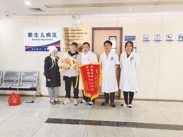     “安康”父母给市二医院儿科PICU送上锦旗表谢意   本报通讯员潘荣凤 摄