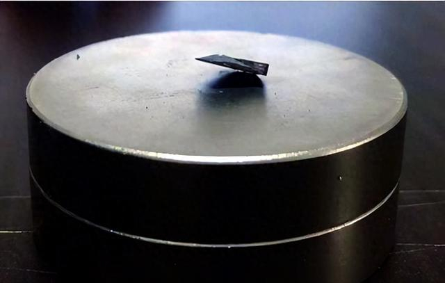 图片说明： LK-99进行超导特性测试