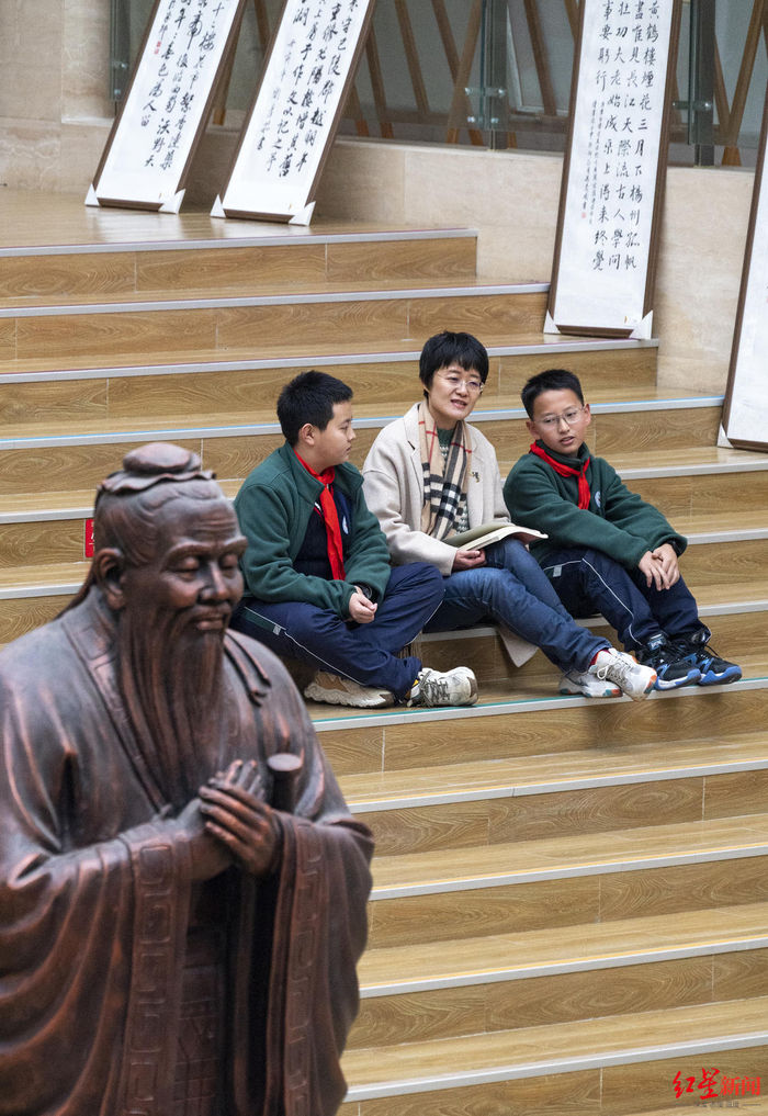 ▲老师胥敏和她的学生白烨锋、潘济泽（右一）