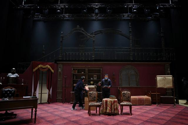 北京艺术中心小剧场，国家大剧院原创悬疑话剧正在进行装台。新京报记者 薛珺 摄