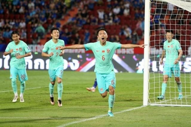 11月16日，中国队球员王上源（中）在比赛中庆祝进球。新华社记者 王腾 摄