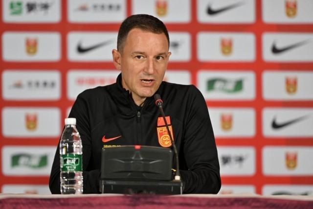 3月1日，中国国家男子足球队新任主教练亚历山大·扬科维奇的媒体见面会在海口市举行。新华社记者 郭程 摄