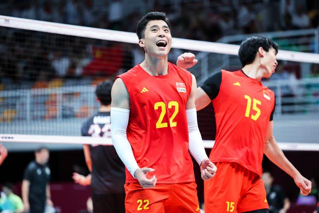 2023年9月25日，杭州亚运会男排半决赛，中国队3比0胜二线选手出战的日本队，图为张景胤和彭世坤 图据IC photo