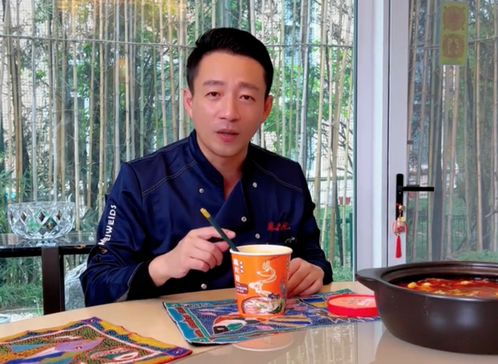 汪小菲为自家酸辣粉拍摄的带货视频截图