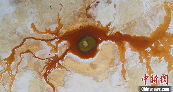 图为茫崖市网红景点“恶魔之眼”。 茫崖市委宣传部 供图