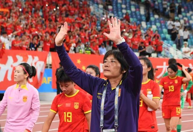 11月1日，时任中国女足主教练水庆霞赛后向观众致意。新华社记者 姜克红 摄