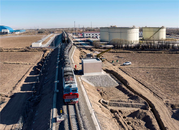 巴彦油田通过铁路外运原油。