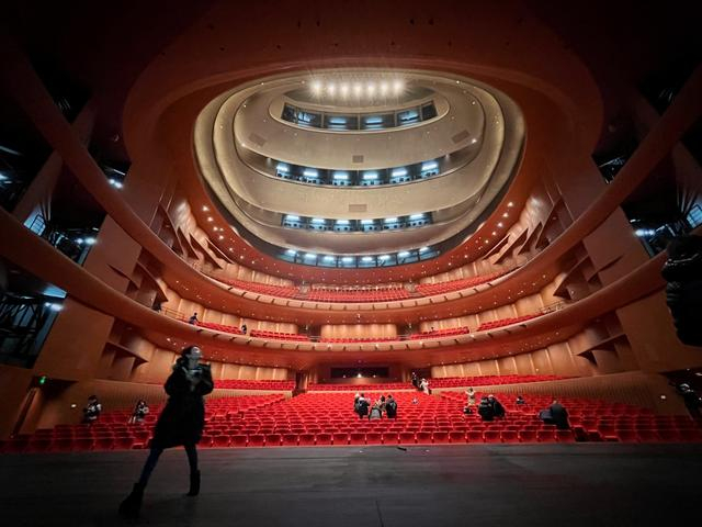 北京艺术中心歌剧院，天花板的设计模仿了中国古建筑中的藻井。新京报记者 薛珺 摄