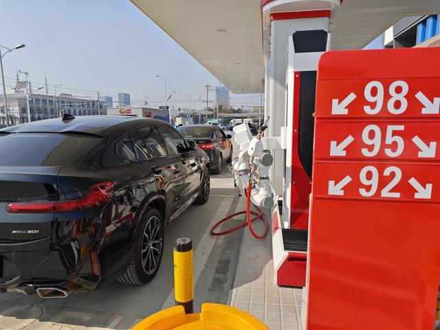 加油机器人等待加油。朱凌君 摄