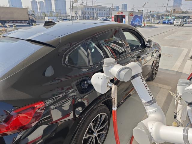 加油机器人加油中。 朱凌君 摄