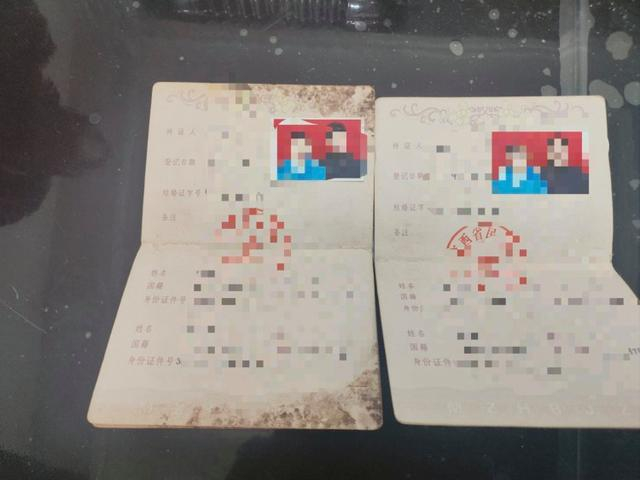 陈志显和余华的结婚证。摄影/上游新闻记者 沈度  