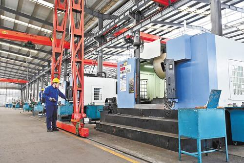     12月12日，在河北宝力工程装备股份有限公司生产车间，工人操作设备生产桥梁支座配件。 河北日报记者 焦 磊摄