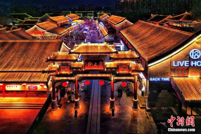 定州市崇文街夜景。定州市委宣传部供图
