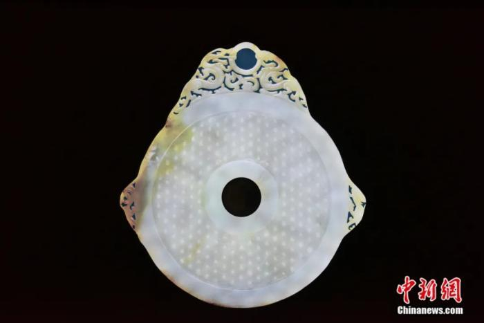 图为东汉龙螭衔环谷纹青玉璧。 定州博物馆供图
