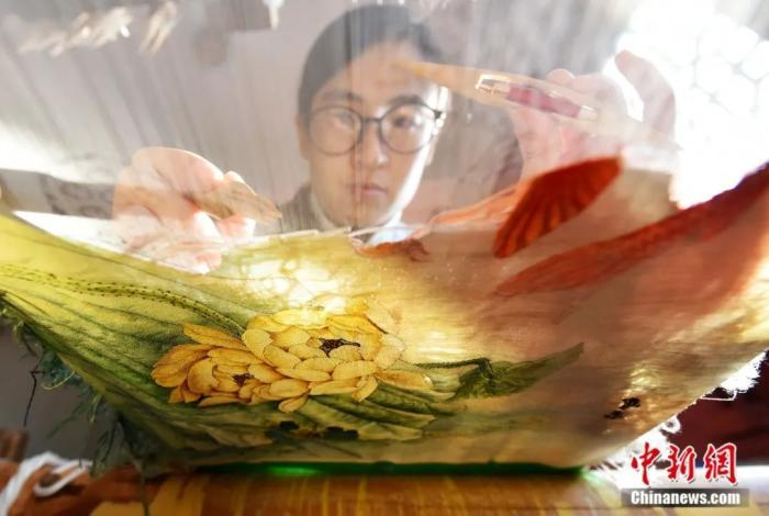 图为手艺人在制作缂丝工艺品。白永民 摄