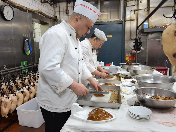 后厨师傅站好最后一班岗