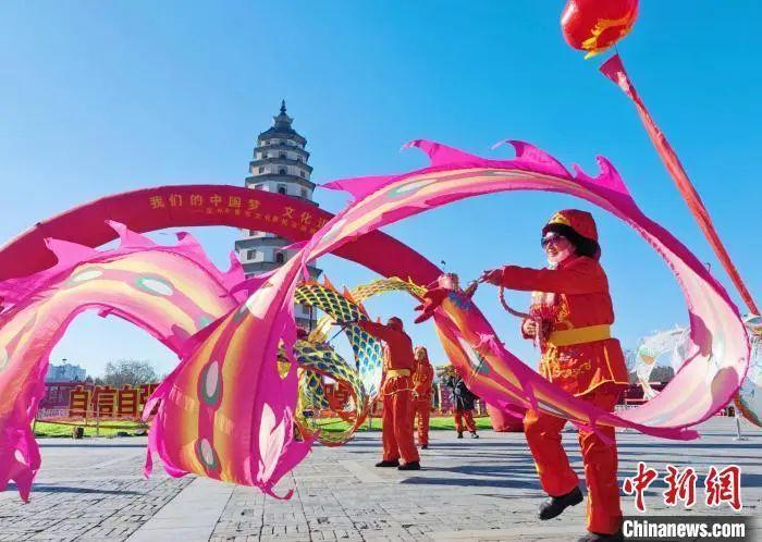 图为2023年春节期间，文艺爱好者在定州开元寺塔广场进行舞龙表演。杨光伟 摄