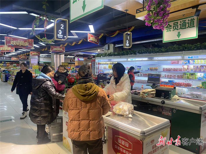 积石山县的笨宝宝超市一角.新甘肃·甘肃日报记者 马颖 摄