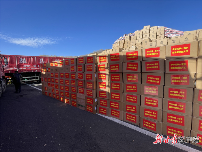 新疆喀什疆果果农业科技有限公司捐赠给灾区的物资。（本文图片均由新甘肃·甘肃日报记者 马颖 摄）