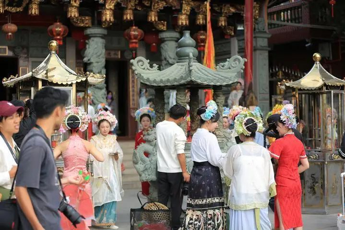 11月8日，游客在泉州市蟳埔村体验“簪花围”拍照。新华每日电讯记者 庞梦霞 摄