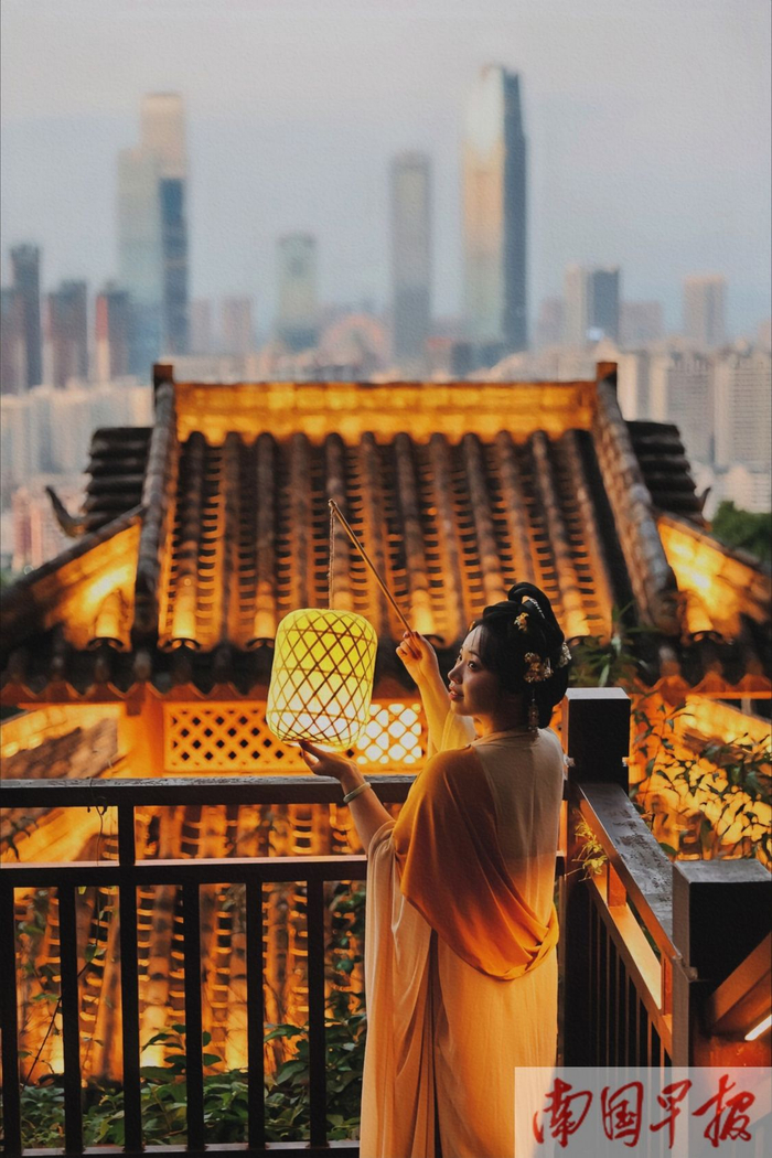 穿着古装的市民在南宁市青秀山景区拍摄"古今穿越"主题照片.