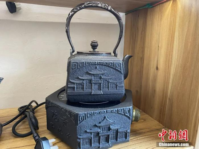 图为以定州贡院为型铸造的“煮世铁壶”。 中新网记者 李玉素 摄