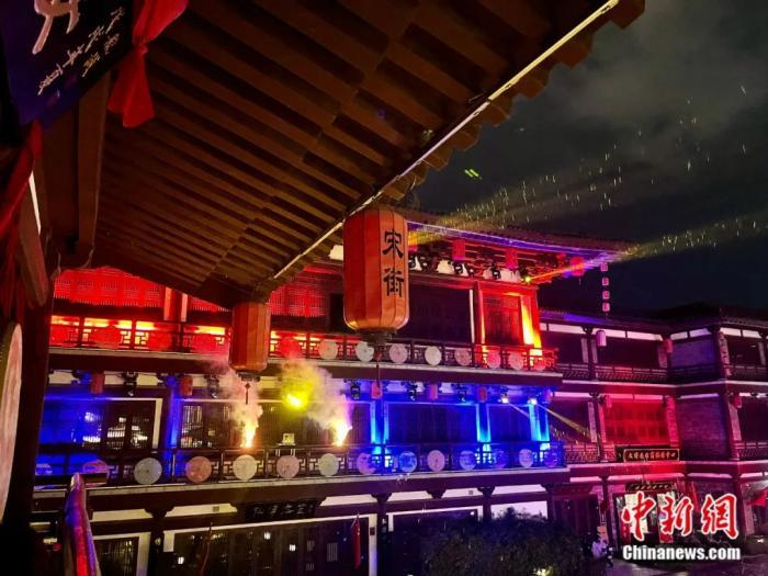 图为定州市宋街夜景。王星 摄