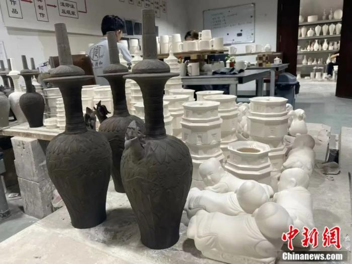 图为定瓷瓷胚。中新网记者 李玉素 摄
