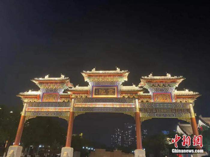 图为夜色中的定州贡院广场。 中新网记者 李玉素 摄