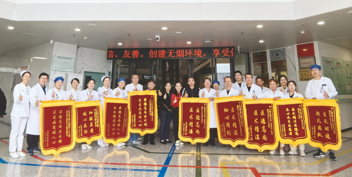     出院后患者及家属送来锦旗向广中医参与抢救的学科团队表示由衷感谢