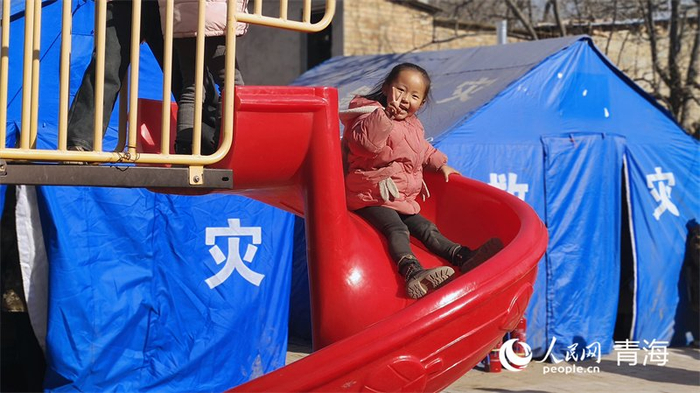 安置点附近，孩子们正在嬉戏玩耍。人民网记者 张莉萍摄