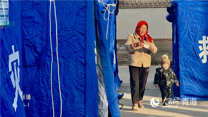 一顶顶蓝色帐篷成为受灾群众温暖的家。人民网 顾斐菲摄