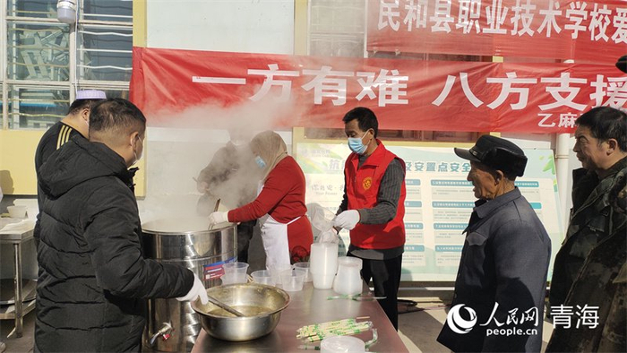 爱心餐供应点暖意融融。人民网记者 张莉萍摄